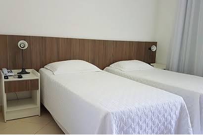 Quarto com duas camas apresentado para o Hotel Termas