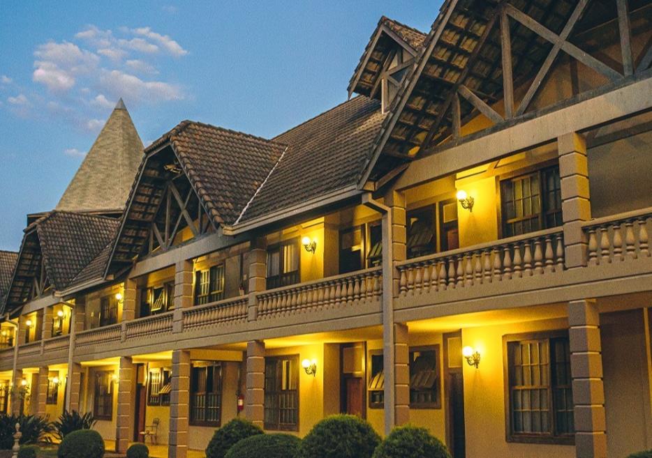 Fachada do resort ao anoitecer