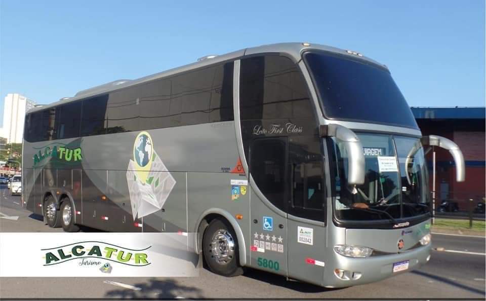 Ônibus Alcatur visto do exterior