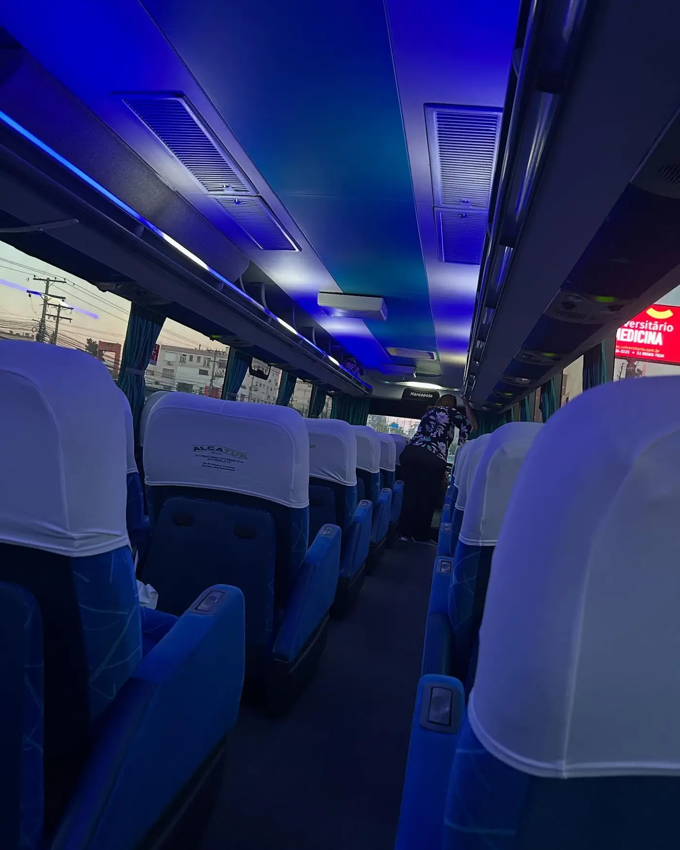 Interior confortável de ônibus de turismo